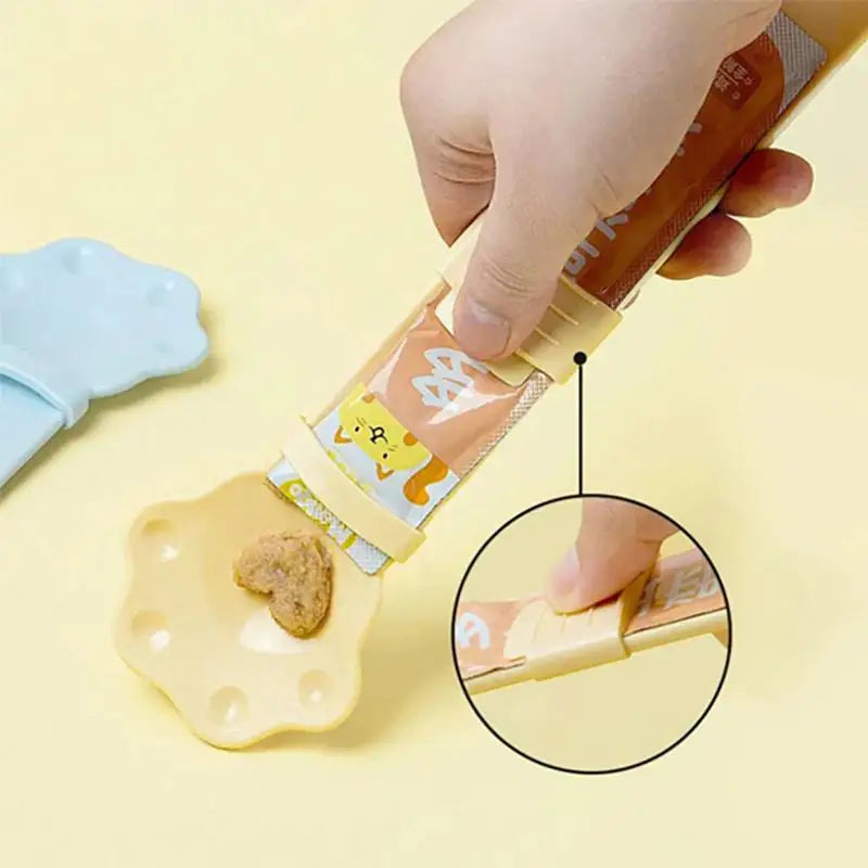 Cat feeder cat strip squeeze spoon pet liquid snack spoon liquid feeding food squeezer without residue cat feeder pet supplies